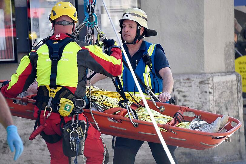 Mittels einer Art Seilbahn vom Marienplatz die 60 bis 70 Meter hoch zum Ort des Geschehens auf dem Alten Peter bargen die Feuerwehrleute die Frau und brachten sie sicher auf den Boden.