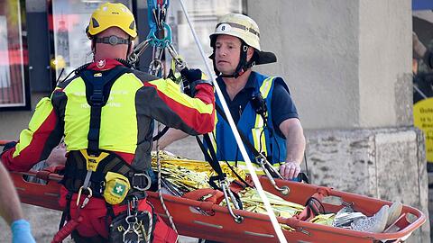 Mittels einer Art Seilbahn vom Marienplatz die 60 bis 70 Meter hoch zum Ort des Geschehens auf dem Alten Peter bargen die Feuerwehrleute die Frau und brachten sie sicher auf den Boden.
