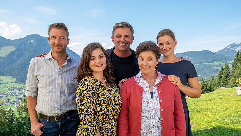Der Cast von "Der Bergdoktor" dreht derzeit die 18. Staffel: Die Dreharbeiten werden von einem schlimmen Unfall überschattet. Der Cast von "Der Bergdoktor" dreht derzeit die 18. Staffel: Die Dreharbeiten werden von einem schlimmen Unfall überschattet.