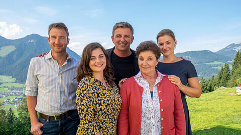 Cast von "Der Bergdoktor": Hans Gruber (Heiko Ruprecht), Lilli Gruber (Ronja Forcher) Dr. Martin Gruber (Hans Sigl), Lisbeth Gruber (Monika Baumgartner) und Anna Meierling (Ines Lutz). Cast von "Der Bergdoktor": Hans Gruber (Heiko Ruprecht), Lilli Gruber (Ronja Forcher) Dr. Martin Gruber (Hans Sigl), Lisbeth Gruber (Monika Baumgartner) und Anna Meierling (Ines Lutz).