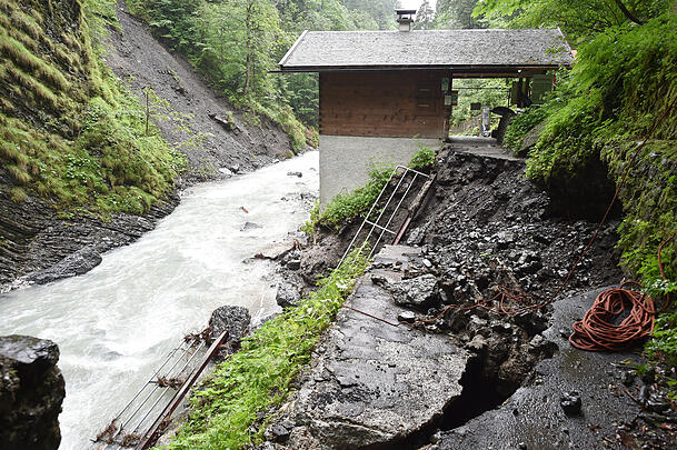 Damals wurde der Weg hinter dem Kassenhäuschen der Partnachklamm weggerissenen. Damals wurde der Weg hinter dem Kassenhäuschen der Partnachklamm weggerissenen.