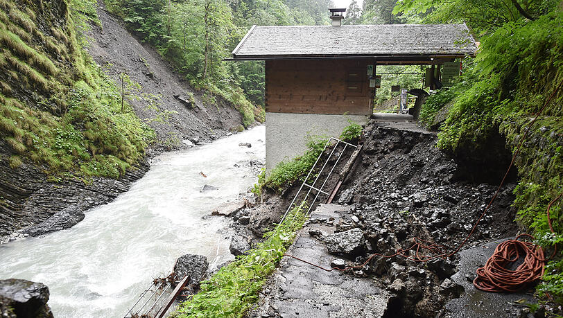 Damals wurde der Weg hinter dem Kassenhäuschen der Partnachklamm weggerissenen. Damals wurde der Weg hinter dem Kassenhäuschen der Partnachklamm weggerissenen.