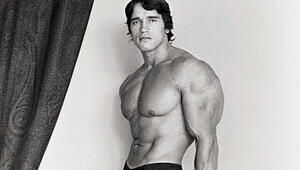 Sein Förderer Albert Busek betrieb in München eines der ersten deutschen Bodybuilding-Studios und holte den jungen, zielstrebigen Schwarzenegger 1966 in die bayerische Landeshauptstadt. Ein Jahr später wurde Arnie zum bislang jüngsten "Mister Universum" aller Zeiten - ein Titel, der dem Muskelmann als Sprungbrett in die USA diente. Sein Förderer Albert Busek betrieb in München eines der ersten deutschen Bodybuilding-Studios und holte den jungen, zielstrebigen Schwarzenegger 1966 in die bayerische Landeshauptstadt. Ein Jahr später wurde Arnie zum bislang jüngsten "Mister Universum" aller Zeiten - ein Titel, der dem Muskelmann als Sprungbrett in die USA diente.