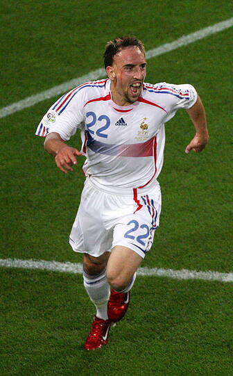 Kurz vor der Weltmeisterschaft 2006 gibt Ribery schließlich sein Debüt in der Nationalmannschaft.