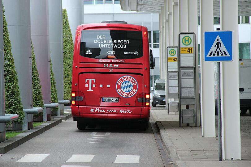 Bilder vom Flughafen München: Der FC Bayern vor dem Abflug in die USA.