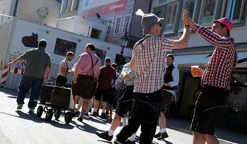 Die Herren links im Bild haben wohl Angst vor Bierknappheit auf der Wiesn...