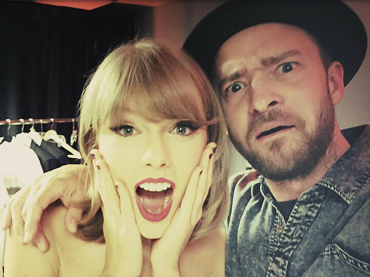 Justin Timberlake und Taylor Swift schneiden vor einem Konzert Grimassen