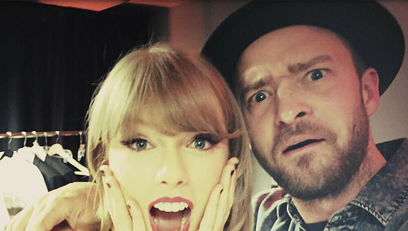 Justin Timberlake und Taylor Swift schneiden vor einem Konzert Grimassen Justin Timberlake und Taylor Swift schneiden vor einem Konzert Grimassen
