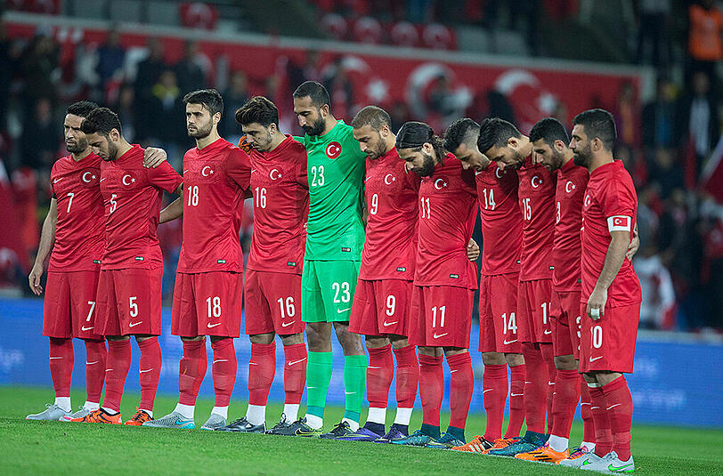 Betretene Gesichter bei den türkischen Nationalspielern. Die Schweigeminute wurde durch die eigenen Fans im Stadion gestört.