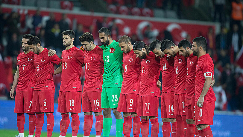 Betretene Gesichter bei den türkischen Nationalspielern. Die Schweigeminute wurde durch die eigenen Fans im Stadion gestört. Betretene Gesichter bei den türkischen Nationalspielern. Die Schweigeminute wurde durch die eigenen Fans im Stadion gestört.