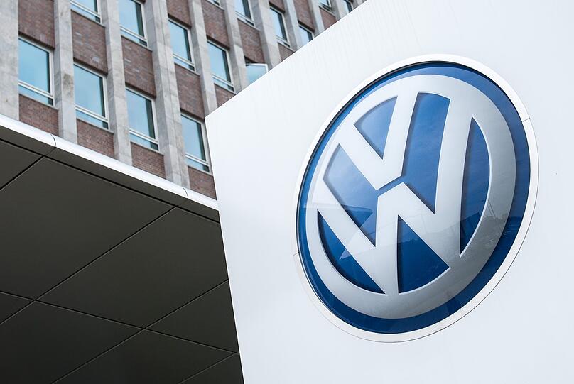 Ein Schild mit einem Volkswagen Logo steht auf dem VW-Werksgelände.