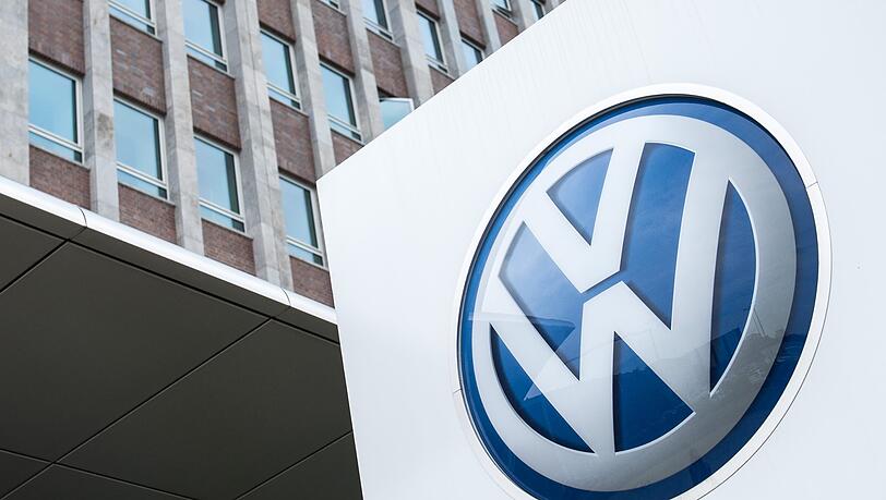 Ein Schild mit einem Volkswagen Logo steht auf dem VW-Werksgelände. Ein Schild mit einem Volkswagen Logo steht auf dem VW-Werksgelände.