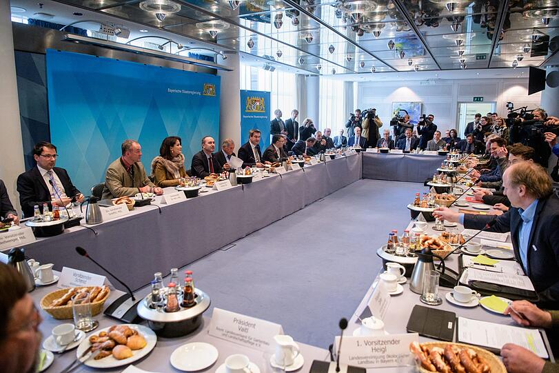 Zahlreiche Vertreter der Staatsregierung, von Umweltaktivisten und weiteren Verbänden sitzen am Mittwoch bei einem ersten Treffen des Runden Tischs in der Staatskanzlei.