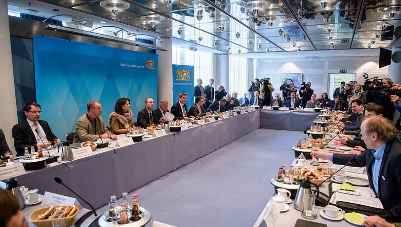 Zahlreiche Vertreter der Staatsregierung, von Umweltaktivisten und weiteren Verbänden sitzen am Mittwoch bei einem ersten Treffen des Runden Tischs in der Staatskanzlei.