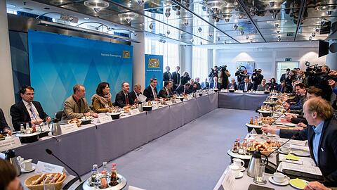 Zahlreiche Vertreter der Staatsregierung, von Umweltaktivisten und weiteren Verbänden sitzen am Mittwoch bei einem ersten Treffen des Runden Tischs in der Staatskanzlei.
