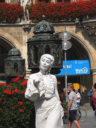 Gegensätze ziehen sich an: Die verschleierten Frauen sind sehr angetan von der weißen Fata Morgana vom Marienplatz.