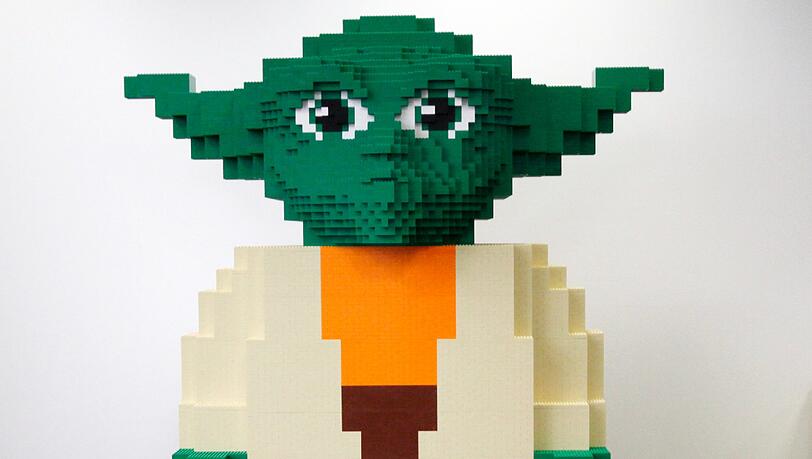 Rund zwei Meter hoch soll der Lego-Yoda werden. Rund zwei Meter hoch soll der Lego-Yoda werden.