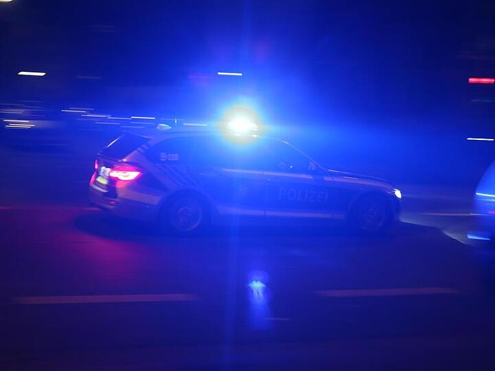 Ein Polizeiauto fährt mit eingeschaltetem Blaulicht zu einem Einsatz. Foto: Karl-Josef Hildenbrand/dpa
