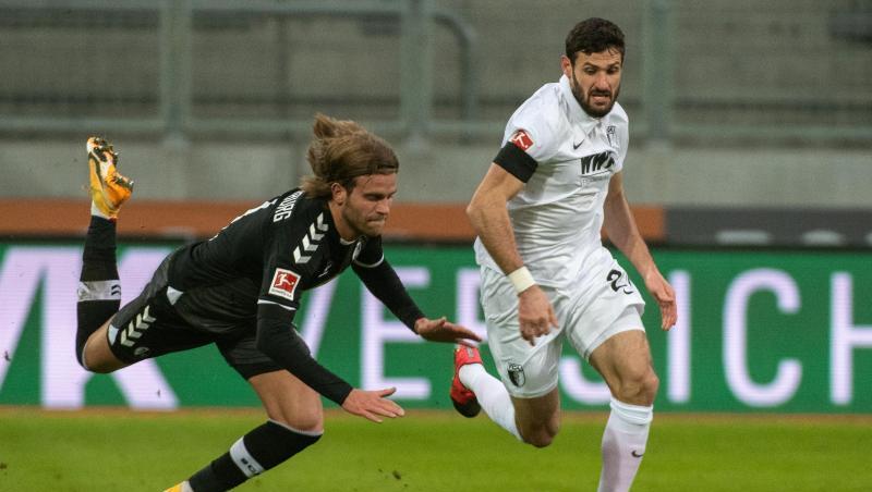 Augsburgs Daniel Caligiuri (r) und Freiburgs Lucas Höler im Laufduell. Augsburgs Daniel Caligiuri (r) und Freiburgs Lucas Höler im Laufduell.