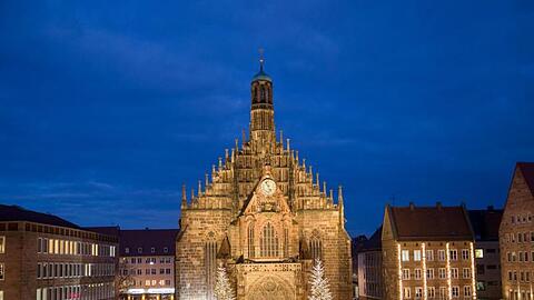 Der Hauptmarkt mit der Frauenkirche.