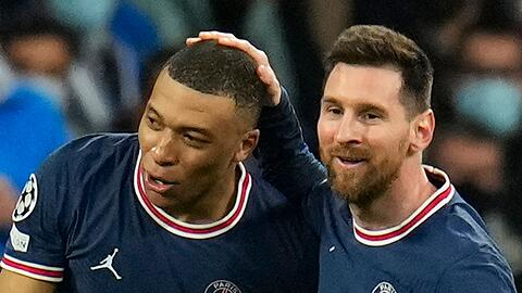 Im Verein wirbeln sie gemeinsam, im WM-Finale sind sie Konkurrenten: Frankreichs Kylian Mbappé (l) und Argentiniens Lionel Messi.