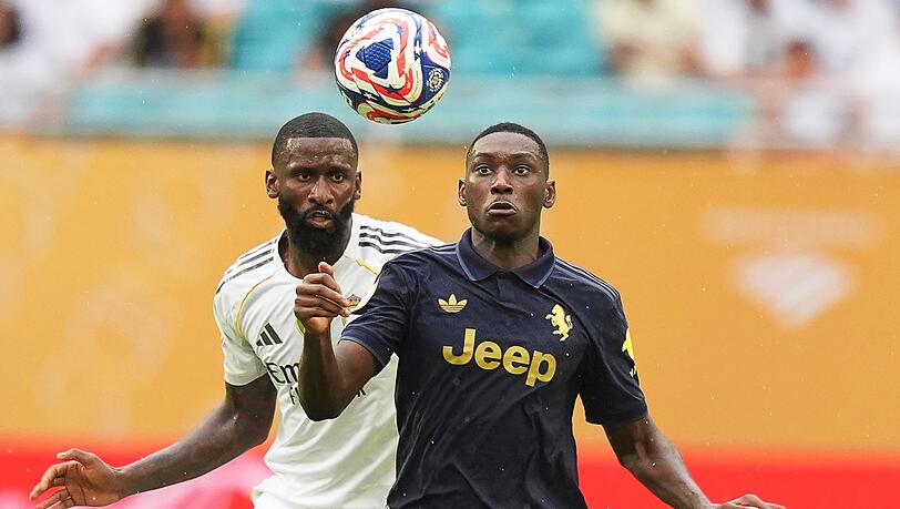 Immer eng am Mann: Antonio Rüdiger (l) im Zweikampf mit dem Ex-Frankfurter Randal Kolo Muani im Spiel gegen Juventus Turin. Immer eng am Mann: Antonio Rüdiger (l) im Zweikampf mit dem Ex-Frankfurter Randal Kolo Muani im Spiel gegen Juventus Turin.