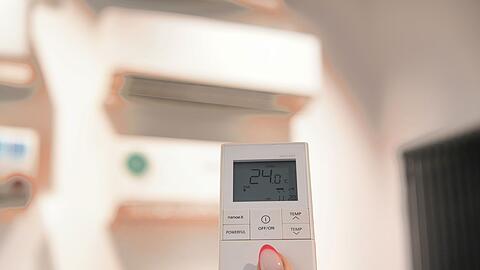 24 Grad: Mithilfe einer Fernbedienung wird die Temperatur einer Klimaanlage im Showroom einer Berliner Firma reguliert.