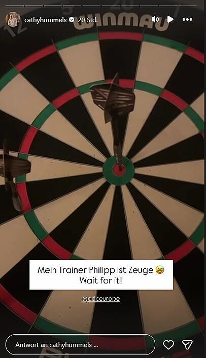 Erfolg für Cathy Hummels: Die Influencerin trifft beim Dartspielen genau in die Mitte.