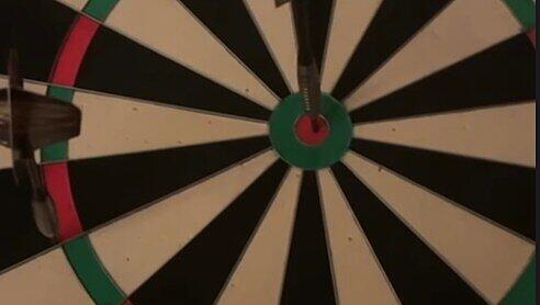 Erfolg für Cathy Hummels: Die Influencerin trifft beim Dartspielen genau in die Mitte.