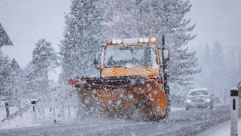 Nach der Kollision mit einem R&auml;umfahrzeug ist in &Ouml;sterreich ein Autofahrer aus M&uuml;nchen mit seinem Wagen 30 Meter &uuml;ber steiles Gel&auml;nde abgest&uuml;rzt. (Symbolbild)