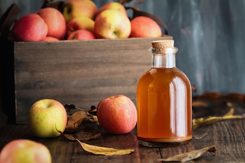 Ein Spritzer Apfelessig, Zitronensaft oder auch ein Klecks Tomatenmark k&ouml;nnen fehlende W&uuml;rze oder Sch&auml;rfe ausgleichen. Je nach Gericht und Belieben w&auml;hlt man Essig f&uuml;r einen s&auml;uerlichen Geschmack und Tomatenmark f&uuml;r eine s&uuml;&szlig;liche W&uuml;rze. Das sorgt f&uuml;r eine wirklich interessante Geschmacksnote. Tipp: Probieren Sie selbstgemachten Himbeeressig als w&uuml;rzigen Salzersatz.