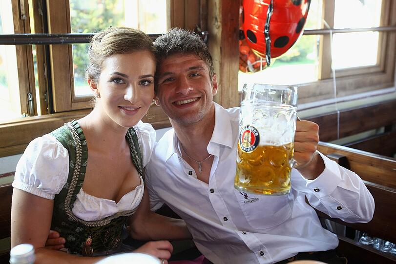...dazu eine kühle Maß - besser kanns nicht laufen für Thomas Müller!