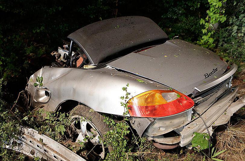 Porsche in zwei Teile gerissen - die Bilder vom Bergungseinsatz.