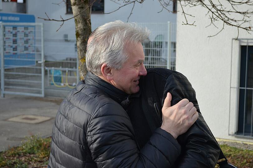 Hier begrüßen die Löwen ihren neuen Stürmer Sascha Mölders beim Trainingsauftakt nach der Winterpause.