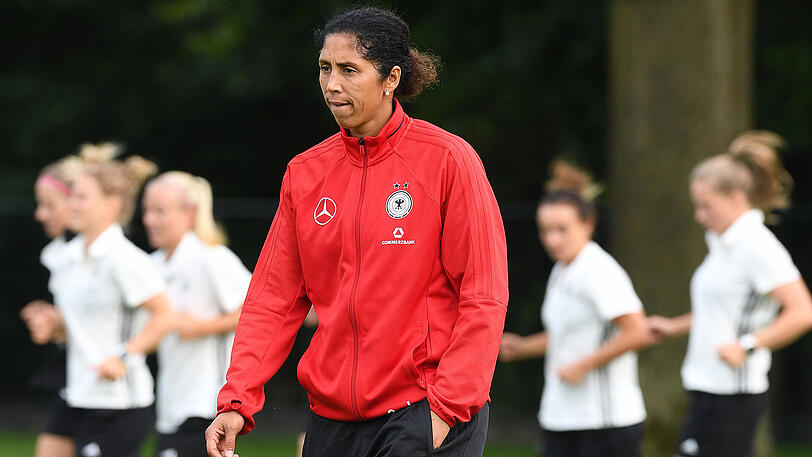 Steffi Jones geht ihr erstes K.o.-Spiel als Bundestrainerin zumindest äußerlich erstaunlich gelassen an.