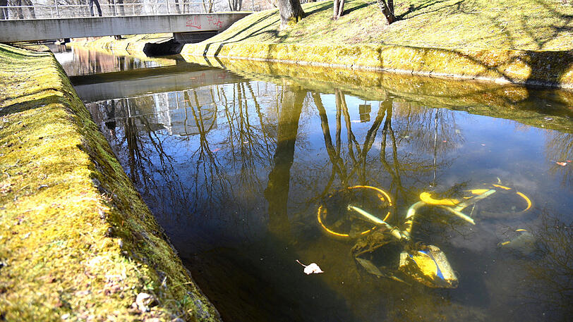 Ein oBike-Fahrrad liegt im Wasserkanal am Willi-Gebhardt-Ufer.