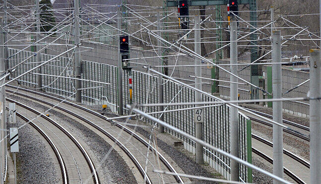 Das Land Bayern prüft zwei Varianten zum Ausbau der Bahnstrecke zwischen München und Landshut.