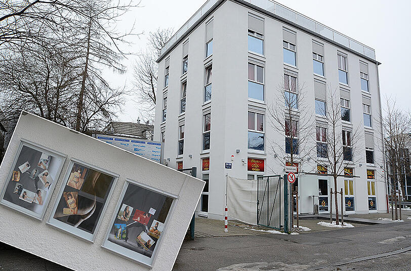 An der Hoferstraße 19, 19a und 19b werden Zimmer an Prostituierte untervermietet. Bei den meisten Zimmern jedoch ohne Genehmigung. Kleines Bild: Auf diesen Fotos kann man schon einmal sehen, was einen erwartet: ein Aushang der an der Hoferstraße tätigen Damen.