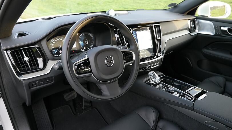 So sehen heute Volvos aus: das Interieur mit feinen Materialien und großem Bildschirm.