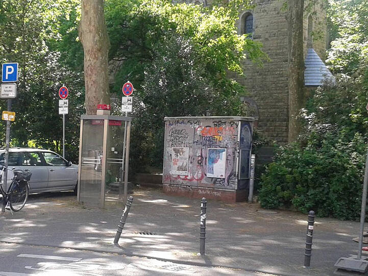 Die Bombendrohung kam aus dieser Kölner Telefonzelle