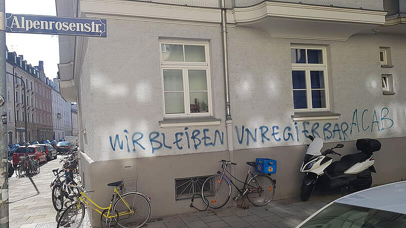 Wüste Beschimpfungen und Angst vor Gentrifizierung: In Giesing haben am 14. Oktober 2018 rund 30 Vandalen ihren Unmut an Häuser in der Aignerstraße, Alpenrosenstraße und am Alpenplatz geschmiert.
