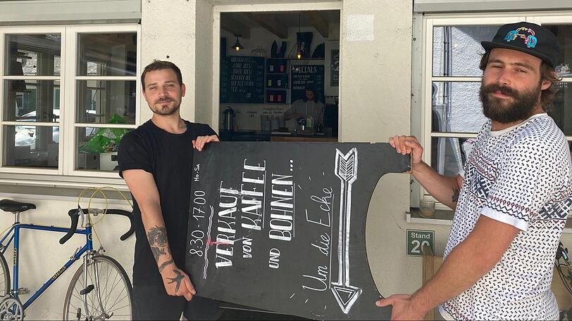 Adrian S. und Matteo Moreddu betreiben den "Kaffeeladen" in Schwabing.