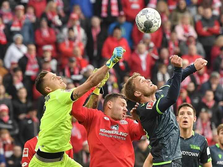 Der Mainzer Adam Szalai (M) hatte mit seinem Team gegen die Berliner Christopher Trimmel und Rafal Gikiewicz (l) das Nachsehen.