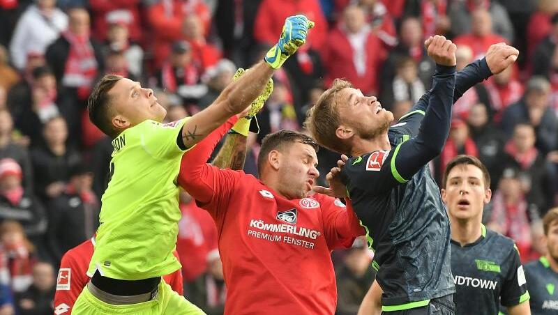 Der Mainzer Adam Szalai (M) hatte mit seinem Team gegen die Berliner Christopher Trimmel und Rafal Gikiewicz (l) das Nachsehen. Der Mainzer Adam Szalai (M) hatte mit seinem Team gegen die Berliner Christopher Trimmel und Rafal Gikiewicz (l) das Nachsehen.