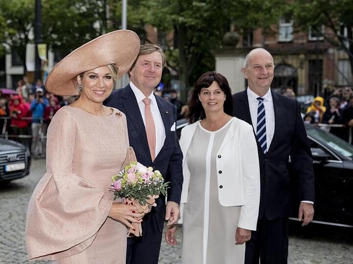 Königin Máxima, König Willem-Alexander (l-r) mit Susanne und Dietmar Woidke, vor der Staatskanzlei Brandenburg.