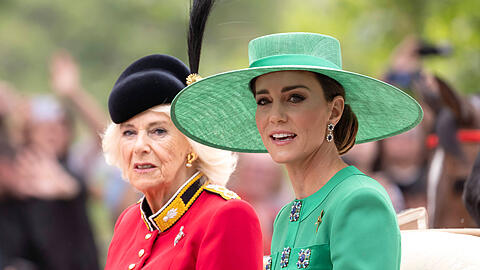 Königin Camilla und Prinzessin Kate fuhren bei "Trooping the Colour" 2023 in der Kutsche. König Charles, Prinzessin Anne und Prinz William ritten auf Pferden.