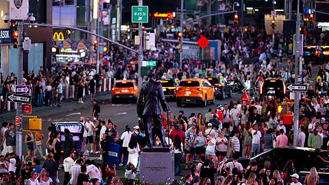 Im nächtlichen Treiben des Times Square wurden drei Menschen durch Schüsse verletzt. (Symbolbild)
