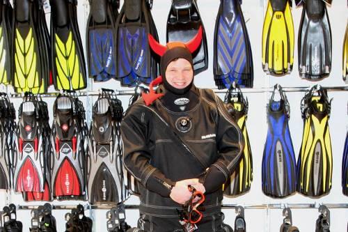 Mit Trockenanzug und thailändischer Teufelshaube: Boris Schnitger in voller Montur.]