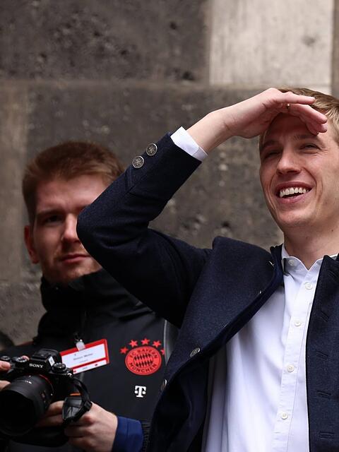 Oberb&uuml;rgermeister auf dem Rathausbalkon: Es ist das erste, aber wahrscheinlich nicht das letzte Mal, dass der junge OB mit dem FC Bayern feiert.