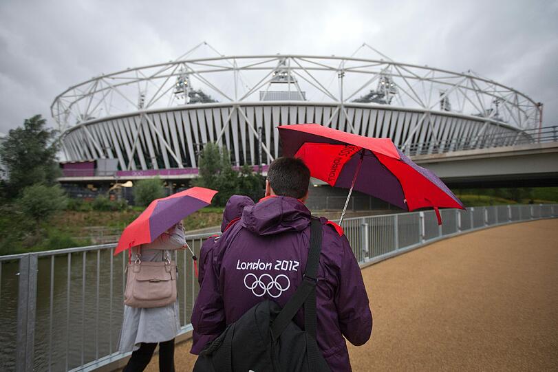 Nieselregen: Das britische Wetter mit seinem berühmten Londoner Nieselregen ist immer ein Thema. Im Moment herrscht bestes Wetter, zum Olympiastart soll es Regenschauer geben. Bei Buchmachern kann man auf den Regen wetten, sollte es bei der Eröffnungsfeier schütten, gibt es die Quote 3:1, sollte gar das Olympischer Feuer wegen des Regens erlöschen, gibt es 66:1.